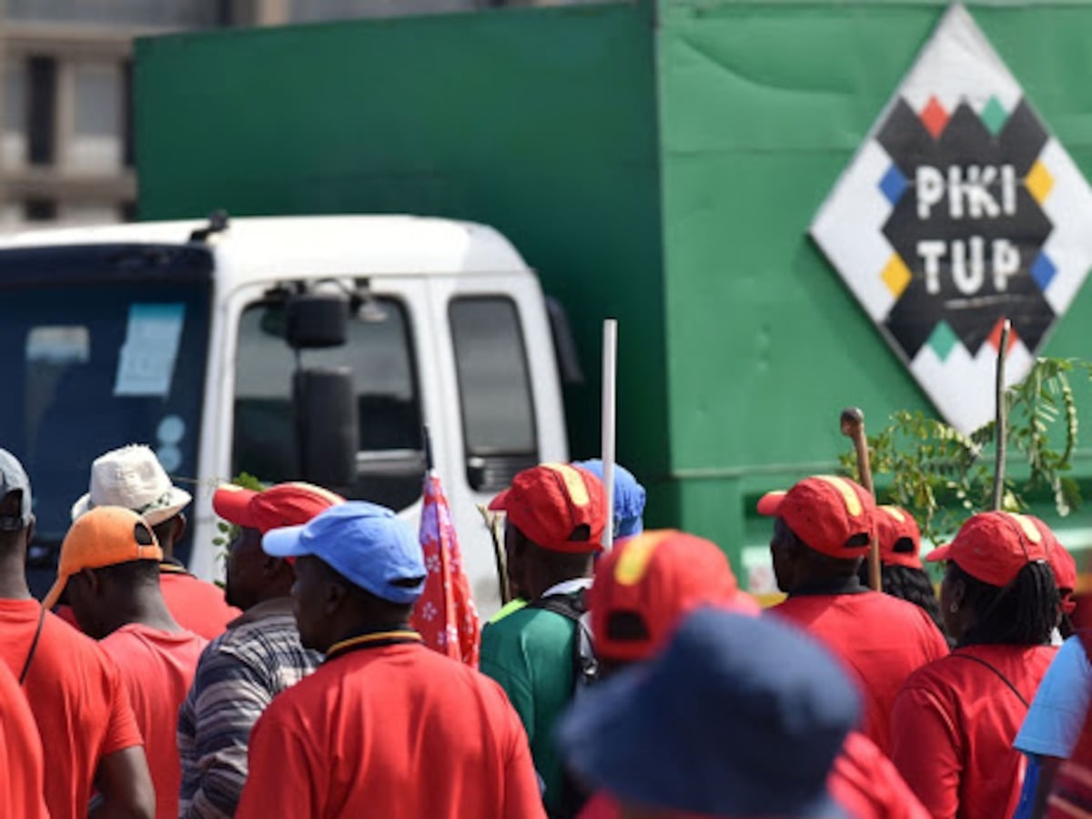 Johannesburg Waste Pickup Delays as Workers Protest for Permanent Jobs